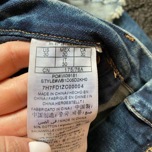 🎀Super Comfy GUESS short shorts! - Picture 3 of 4